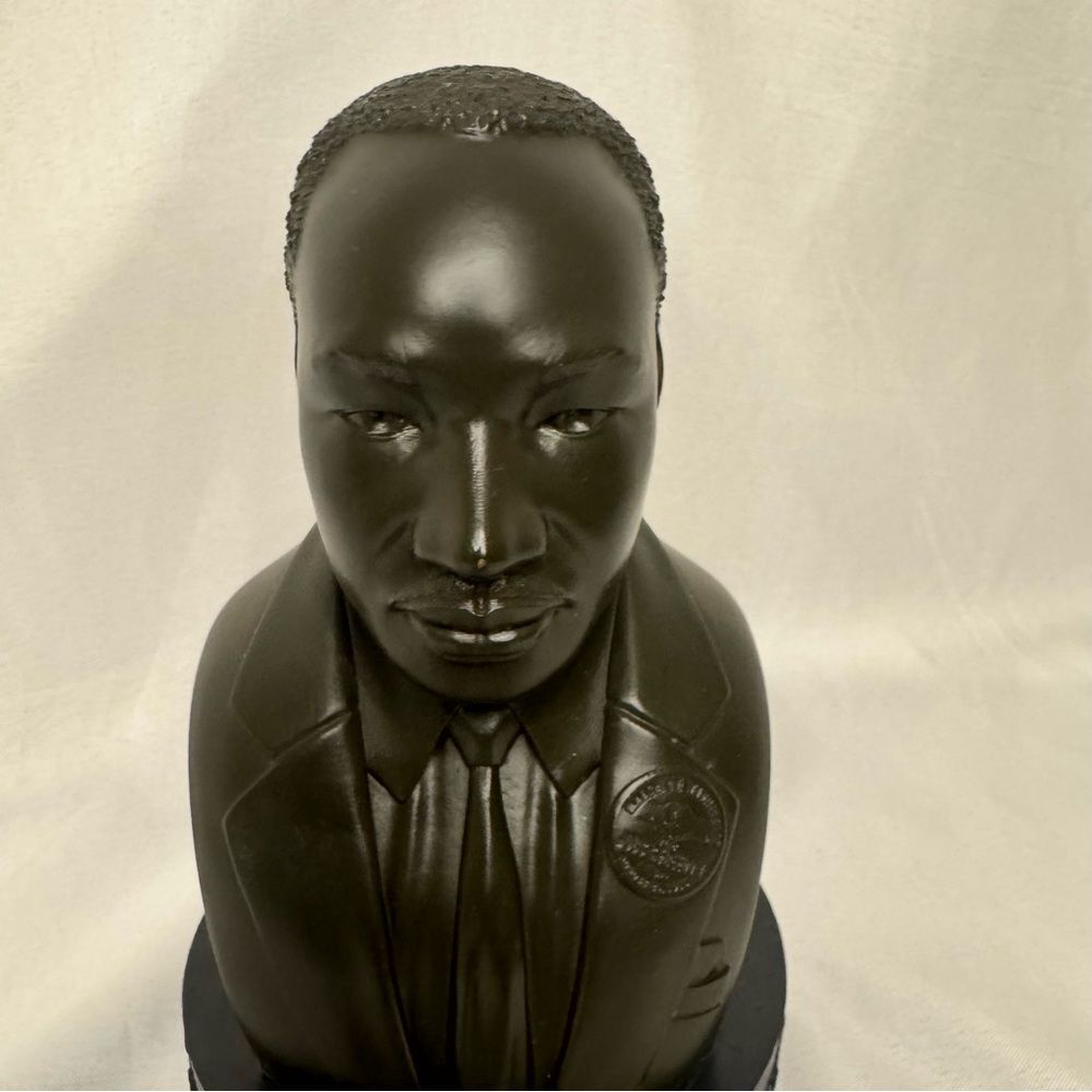 Rev Dr Martin Luther King Jr Resin Bust - Picture 9 of 9